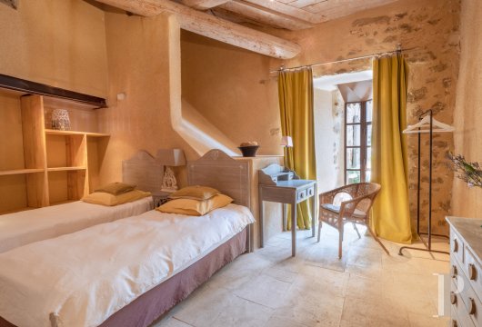 Dans le Vaucluse, aux environs de Beaumes-de-Venise,  une ancienne ferme du 18e siècle bordée de vignes - photo  n°13